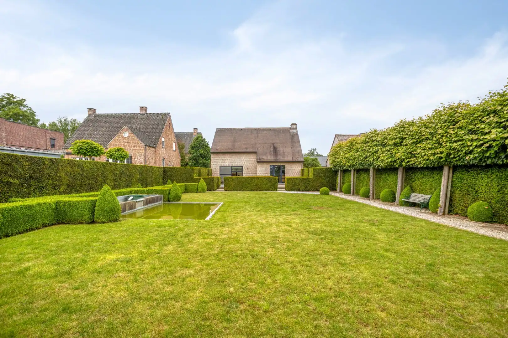 Landelijk en stijlvol wonen in alle rust – Ruime villa met fraai aangelegde tuin foto 29