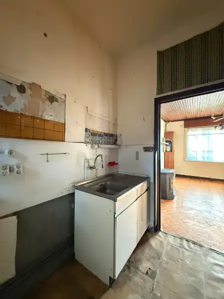 Te renoveren woning met oprit en garage in rustig straatje foto 8