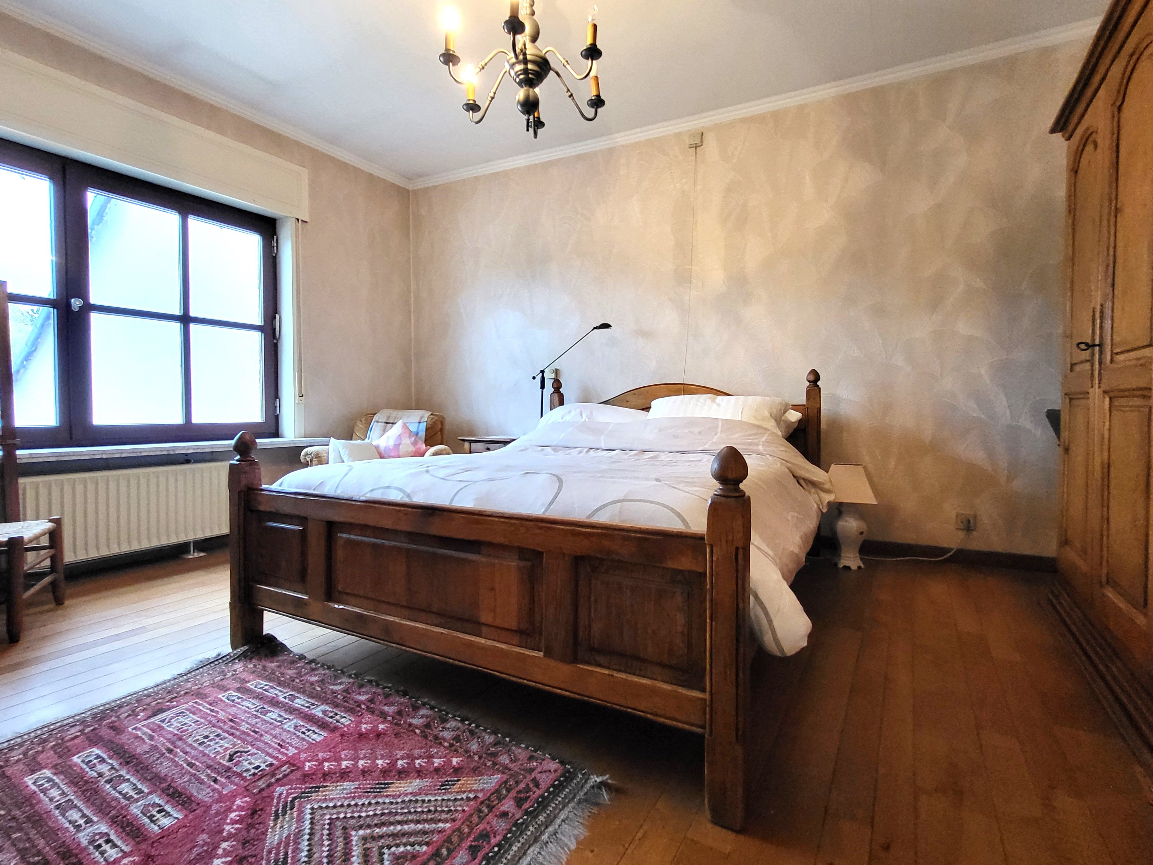 Dit veelzijdige pand met een grondoppervlakte van 240 m² combineert een ruime commerciële gelijkvloerse verdieping met een comfortabel appartement op de eerste verdieping. foto 12