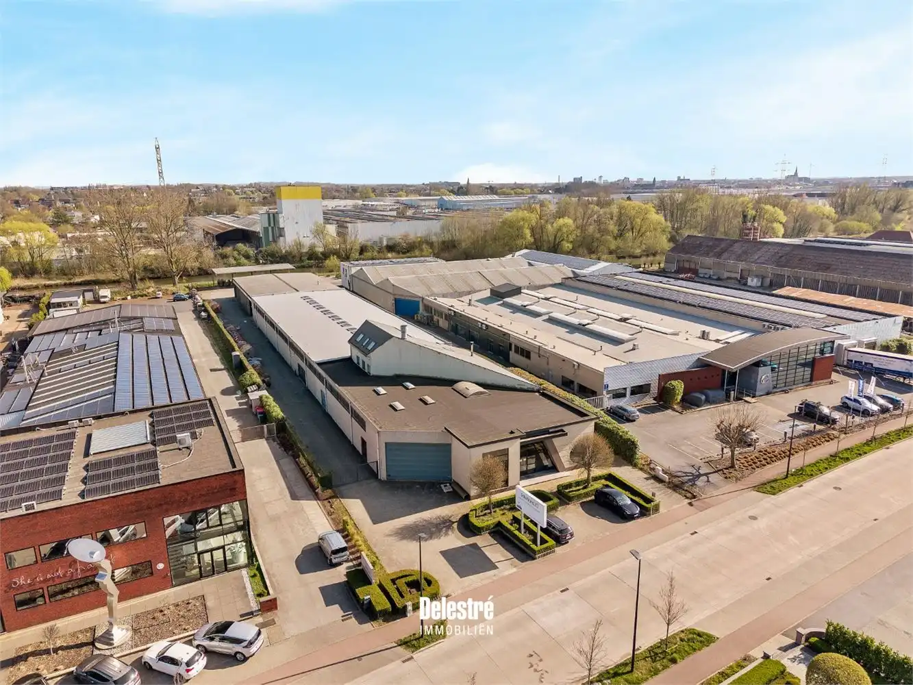 UNIEK BEDRIJFSGEBOUW MET OPTIONELE SHOWROOM INDUSTRIEZONE NOORD II foto {{pictureIndex}}