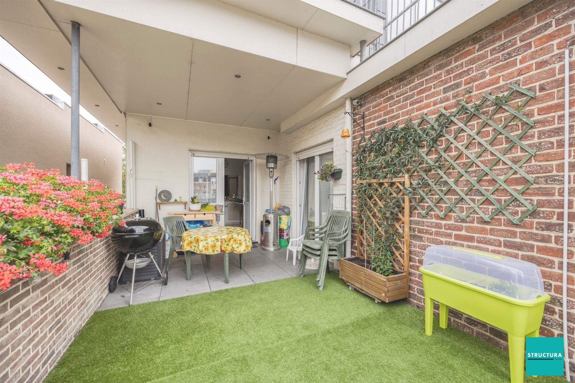 Opbrengsteigendom met 2 appartementen en 7 garageboxen foto 7