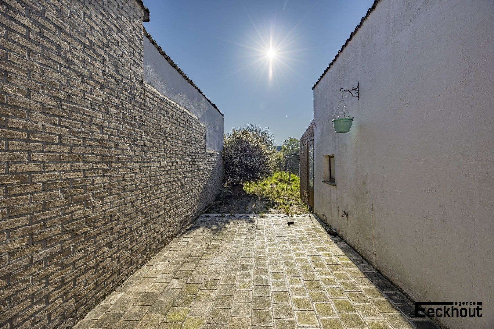 Hoofdfoto van de publicatie: Te renoveren woning met diepe, zonnige tuin