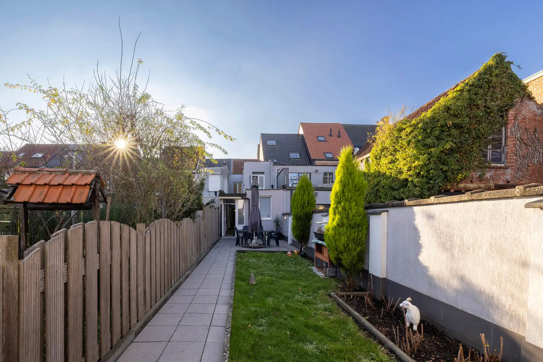 Gerenoveerde woning met 2 slpk, terras met tuin en bijgebouw foto {{pictureIndex}}