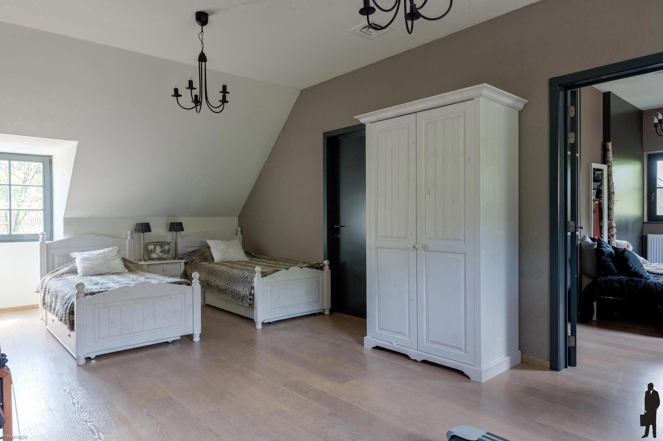 Grenzende aan bosgebied, sfeervolle villa op ca. 2.325m² foto 15