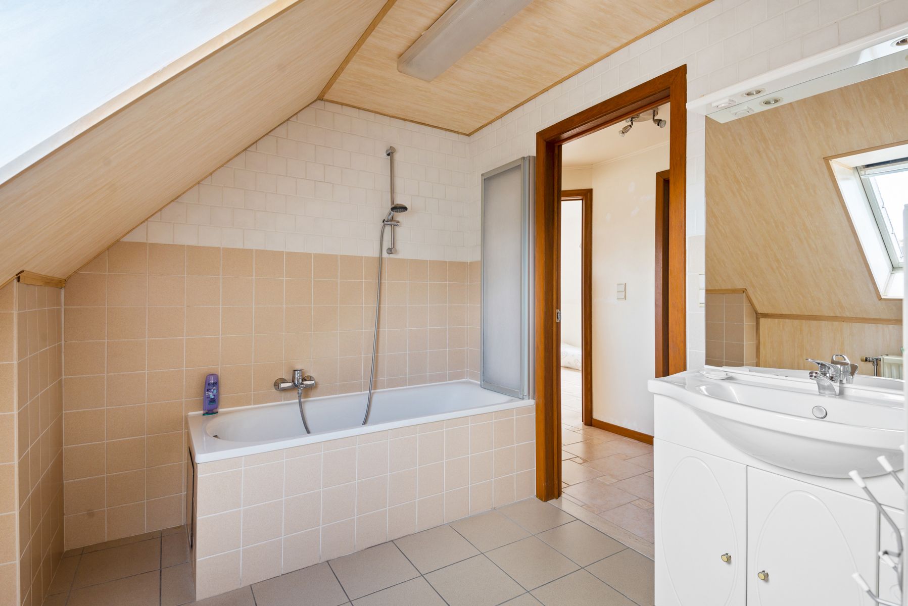 Gezellige eengezinswoning met 4 slaapkamers, tuin & garage! foto 12