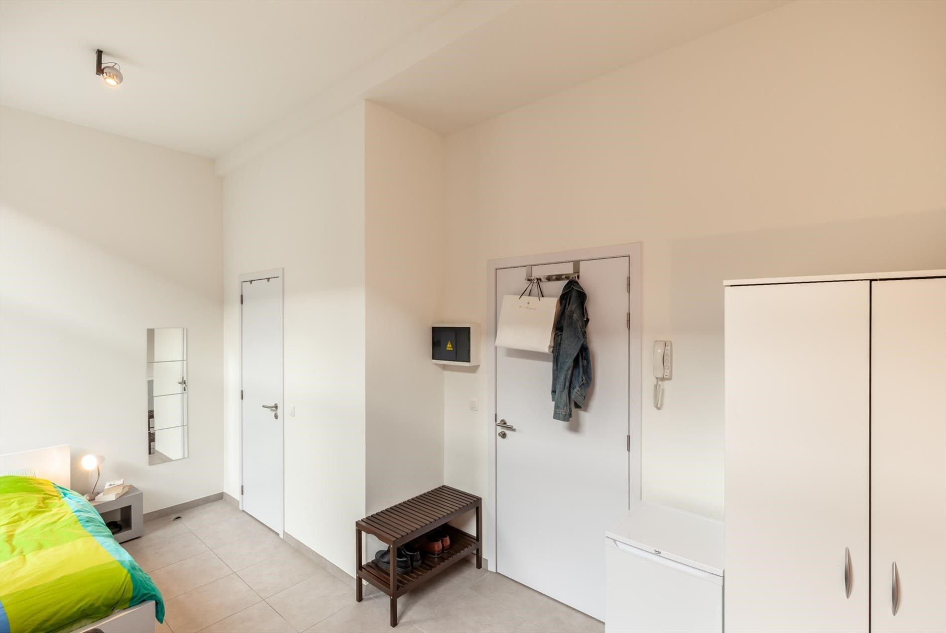 Bemeubelde studentenkamer met privé sanitair foto 6