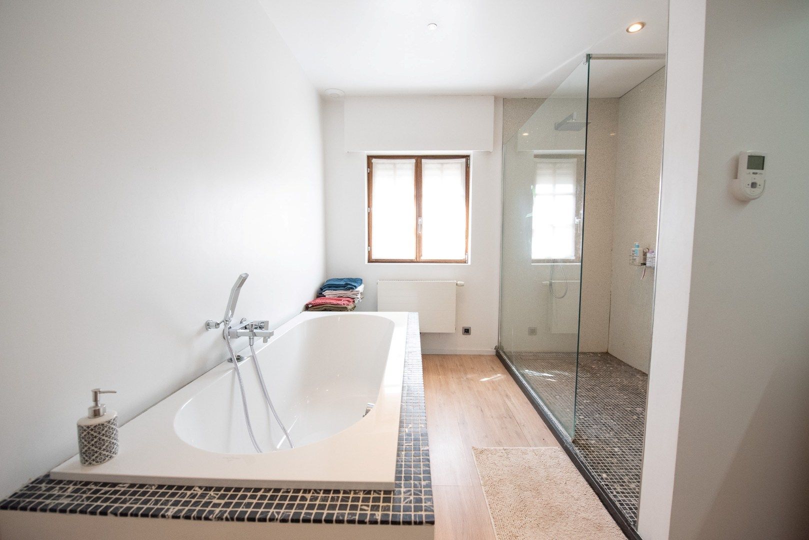 TE KOOP: Recent en zeer ruime energiezuinige nieuwbouwwoning met 4 slaapkamers te Ooigem (Wielsbeke). EPC A! foto 8