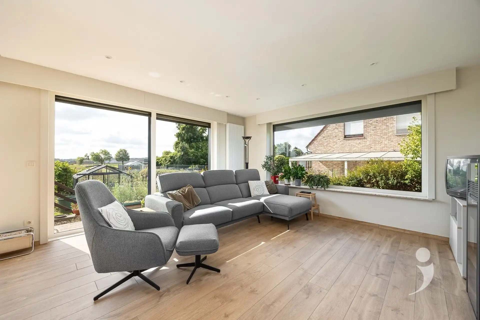 Gerenoveerde woning met prachtig zicht over de velden foto 4