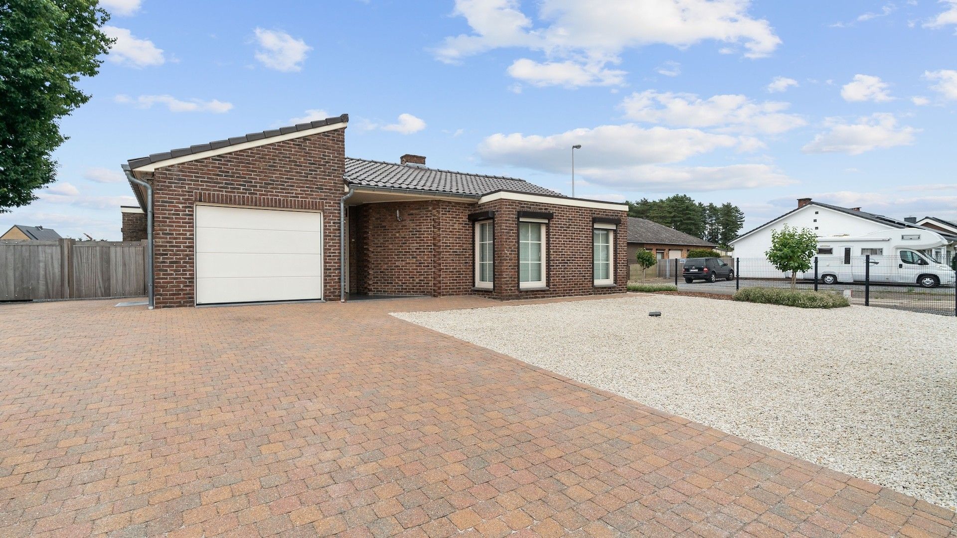 Onderhoudsvriendelijke en gelijkvloerse woning met zwembad foto 2