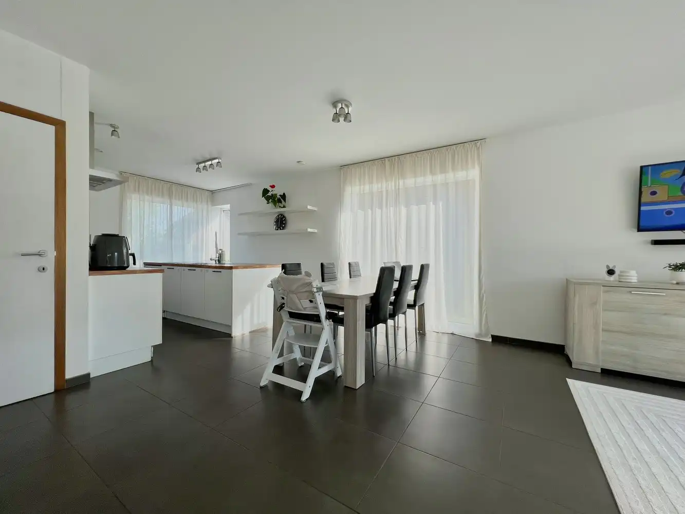 Recente, energiezuinige woning met zonnige tuin (344m²)! foto 2