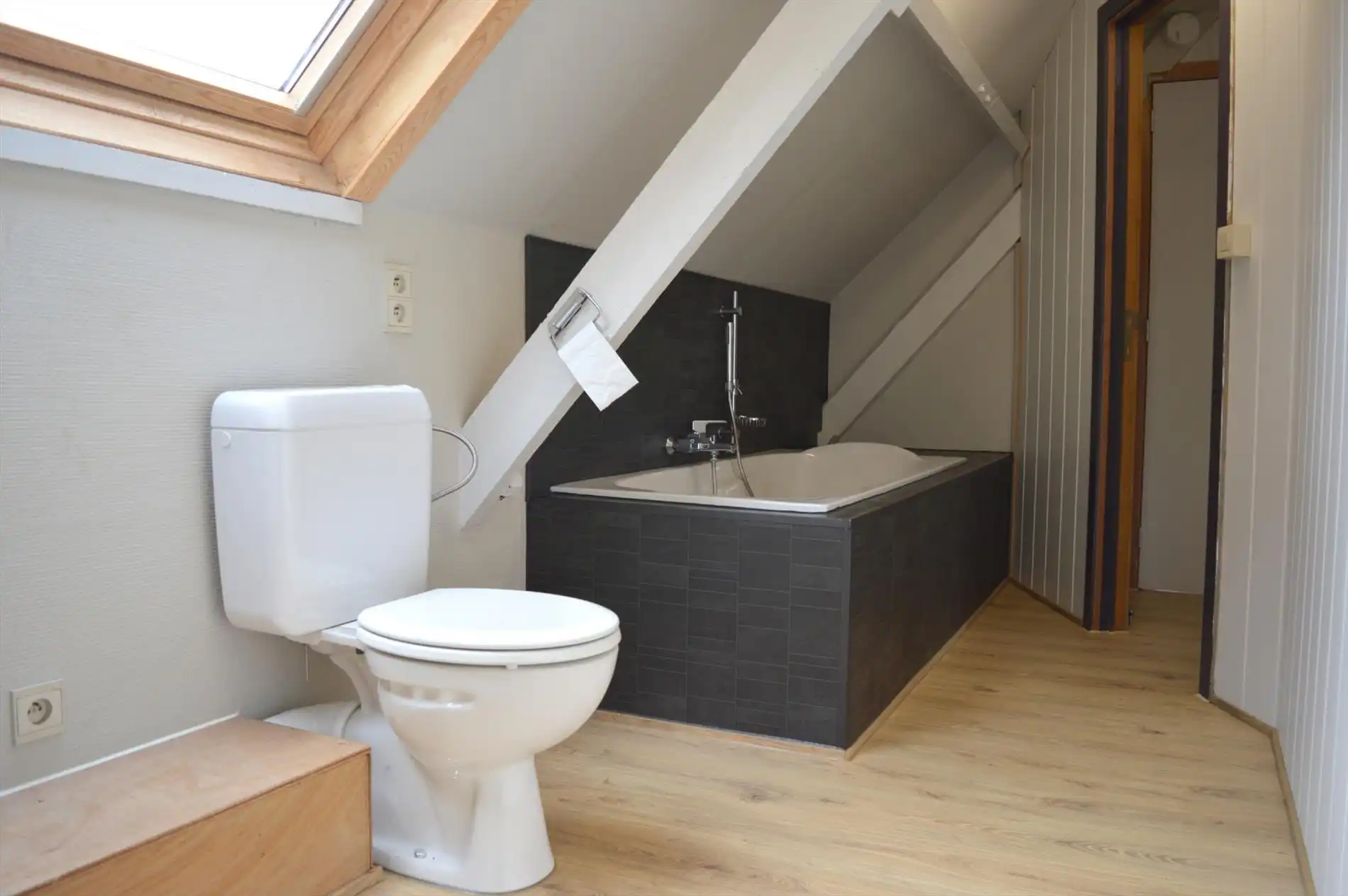 Verzorgde rijwoning dichtbij het centrum van Heule foto 9