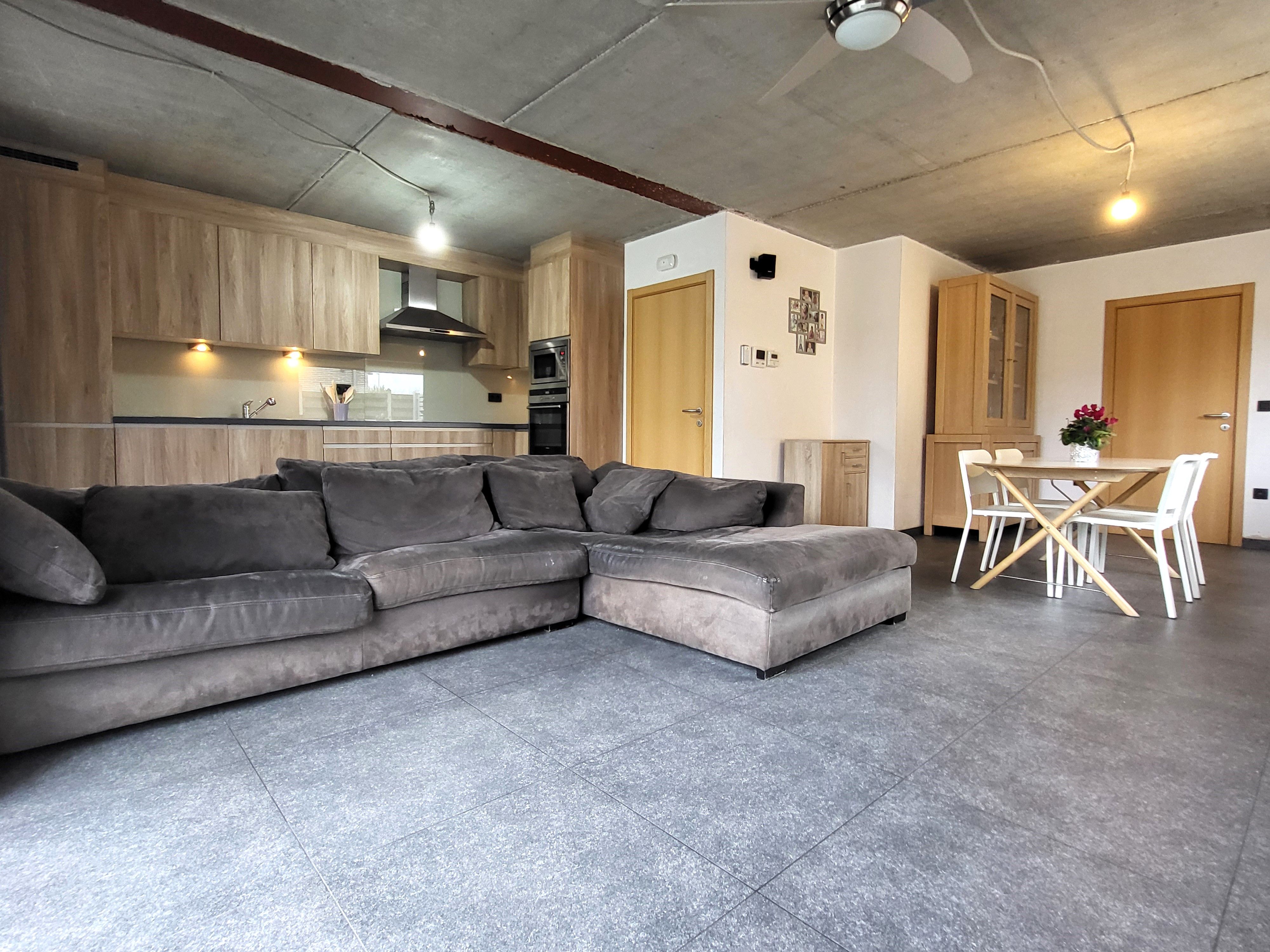 Deze instapklare halfopen woning uit 2014 ligt in een rustige en landelijke straat in Lierde.  foto 8