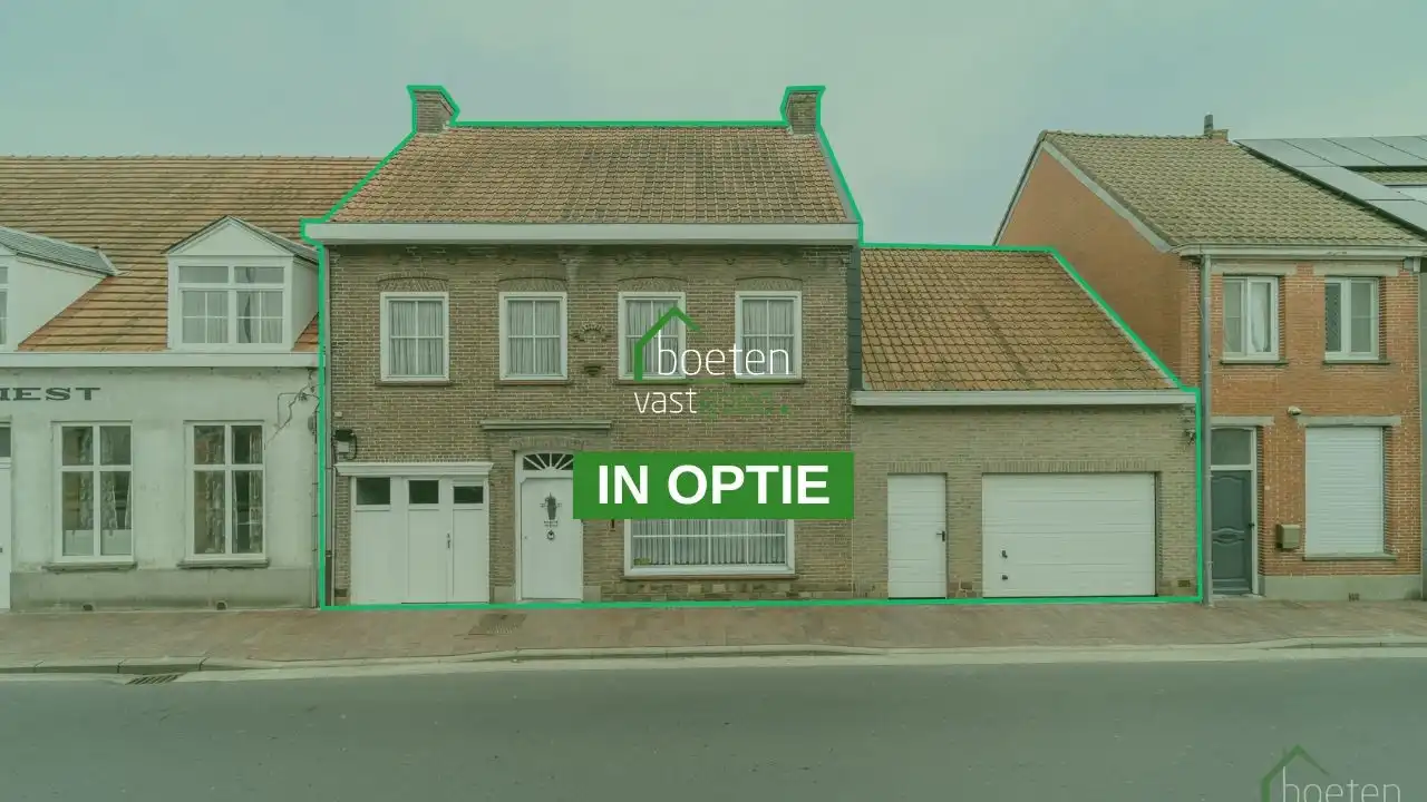 Hoofdfoto van de publicatie: ROESBRUGGE: Ruime maar te moderniseren rijwoning met 4 slpks., grote garage en gezellige tuin op 492m² grondopp.