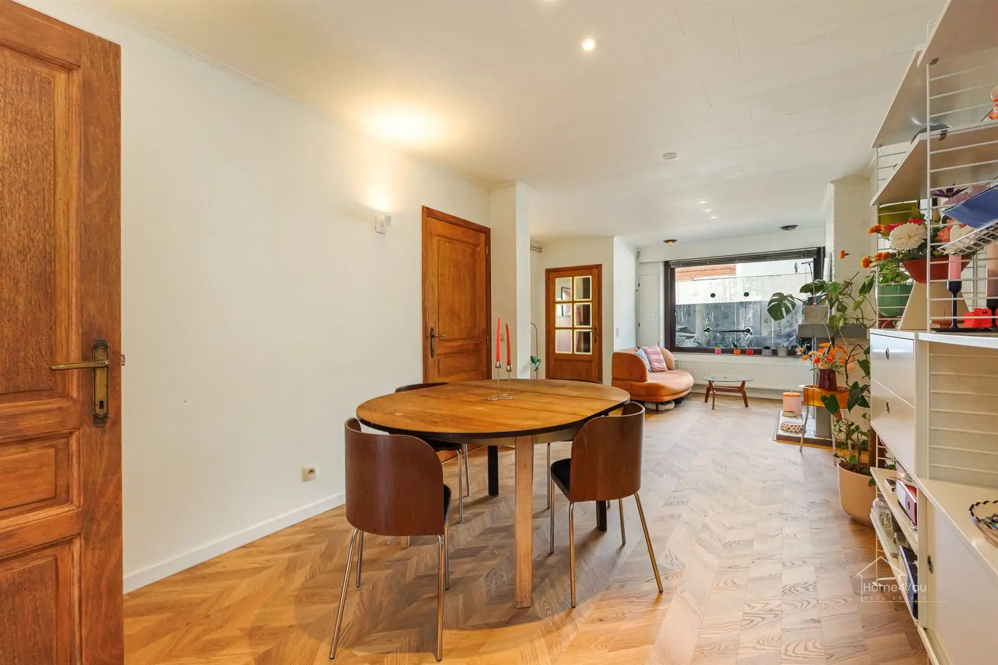 Instapklaar rijhuis met 2 slpk, vernieuwde keuken & badkamer foto 6