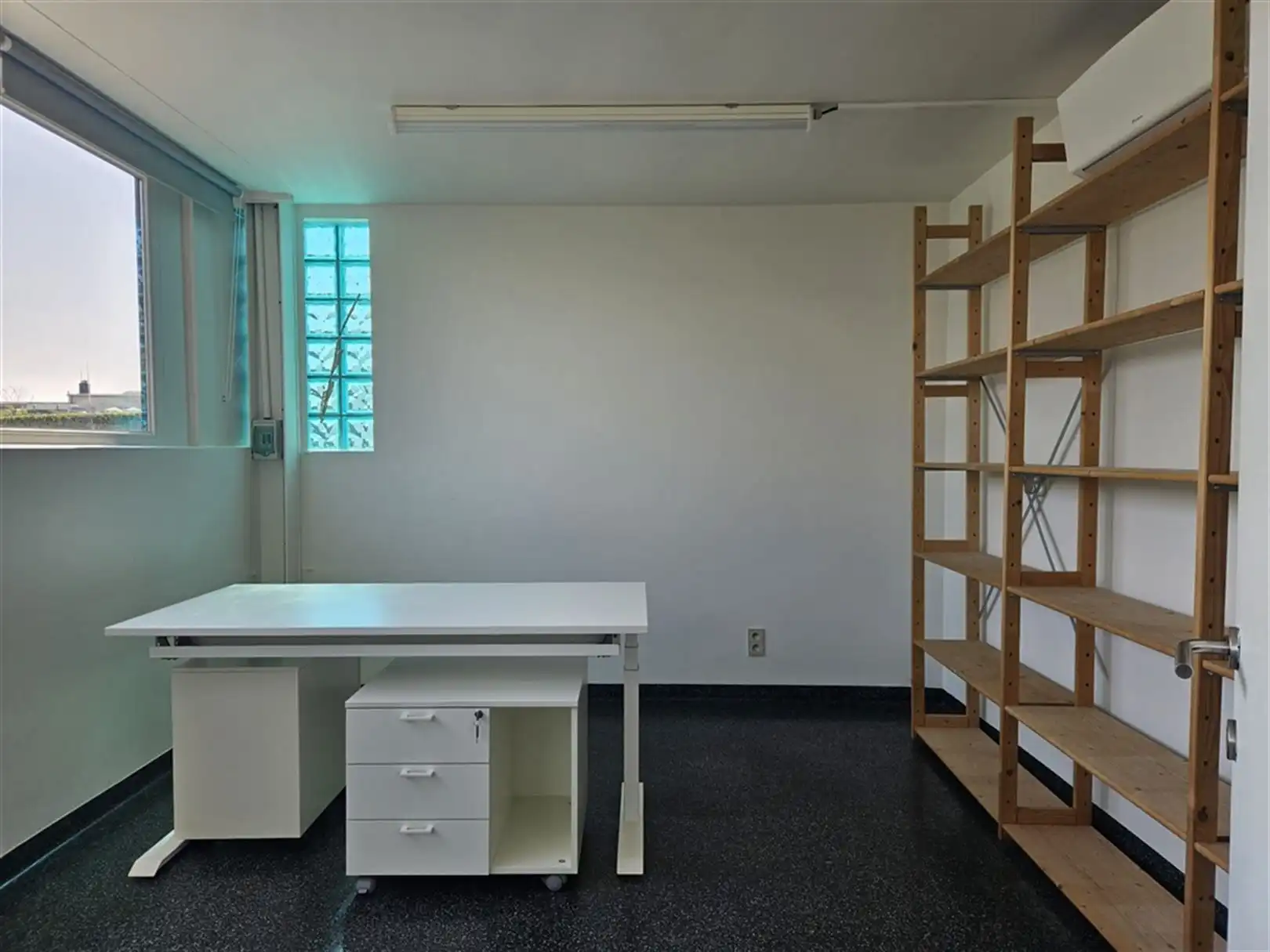 Semi-industrie met verhard terrein foto 16