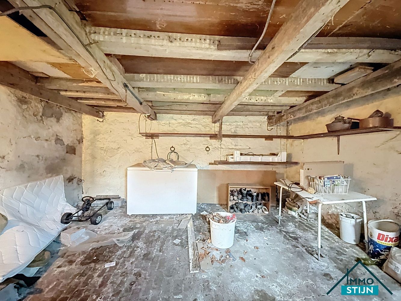 Ruime te renoveren woning met veel potentieel foto 20