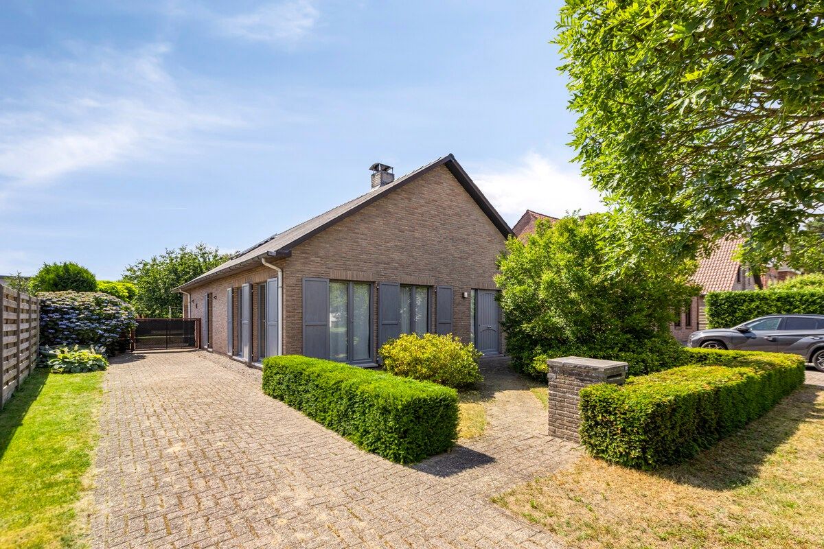 Rustig gelegen gelijkvloers woning met 2 slpks en ruime zolder. foto {{pictureIndex}}