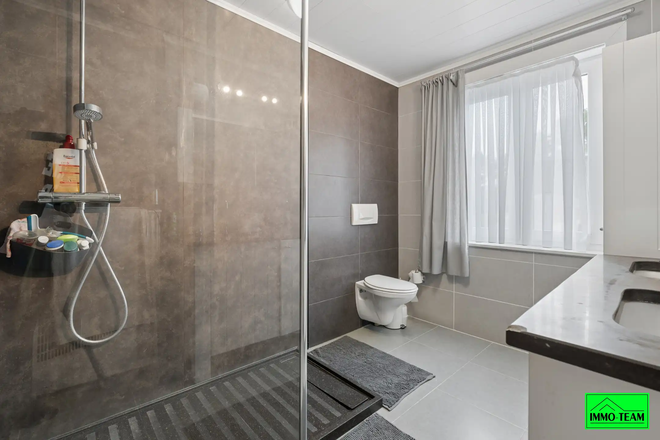  Volledig gerenoveerde en instapklare 2-gevelwoning  foto 19