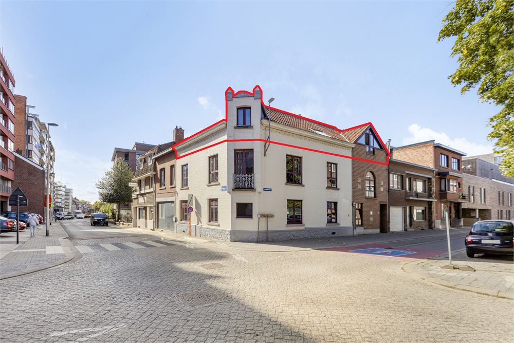 Dakappartement in kleine residentie foto {{pictureIndex}}