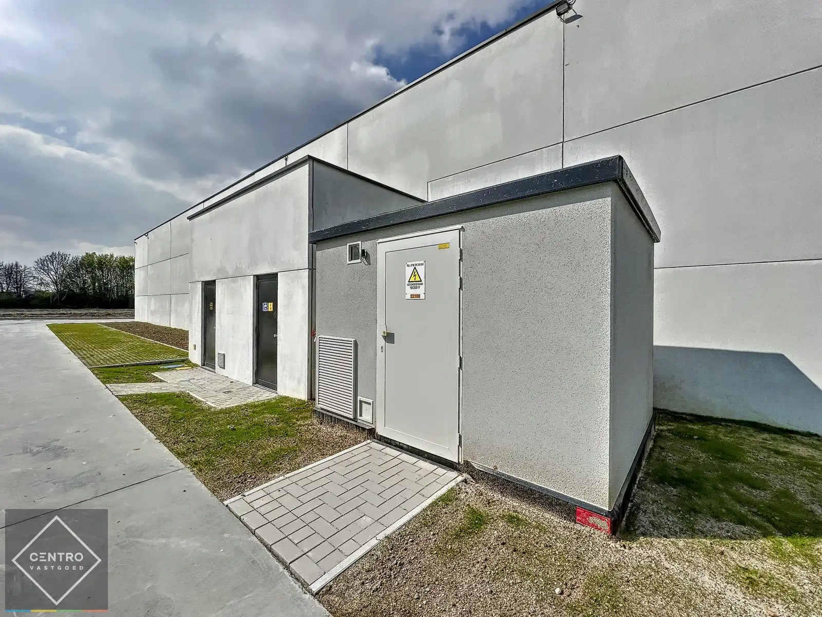 Kwalitatief en goed geïsoleerd NB MAGAZIJN (265m2), voorzien van elektrische sectionaalpoort, deur, raam (voor kantoor) en 2 private parkeerplaatsen op industriezone te Waregem. foto 5