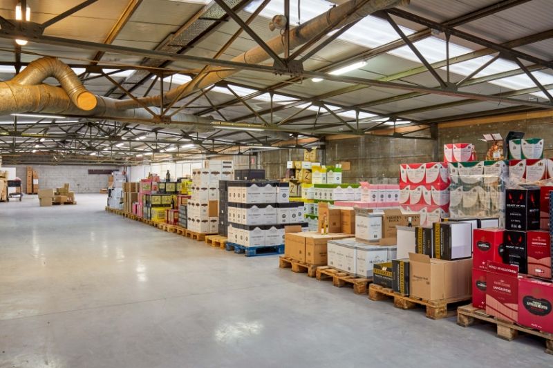 Ingelmunster-ambachtelijke zone. Vernieuwd magazijn met vloeroppervlakte van 800-850m² met oprit en toiletten. Uniek voor stockage en als werkloods. Meteen vrij! foto 2