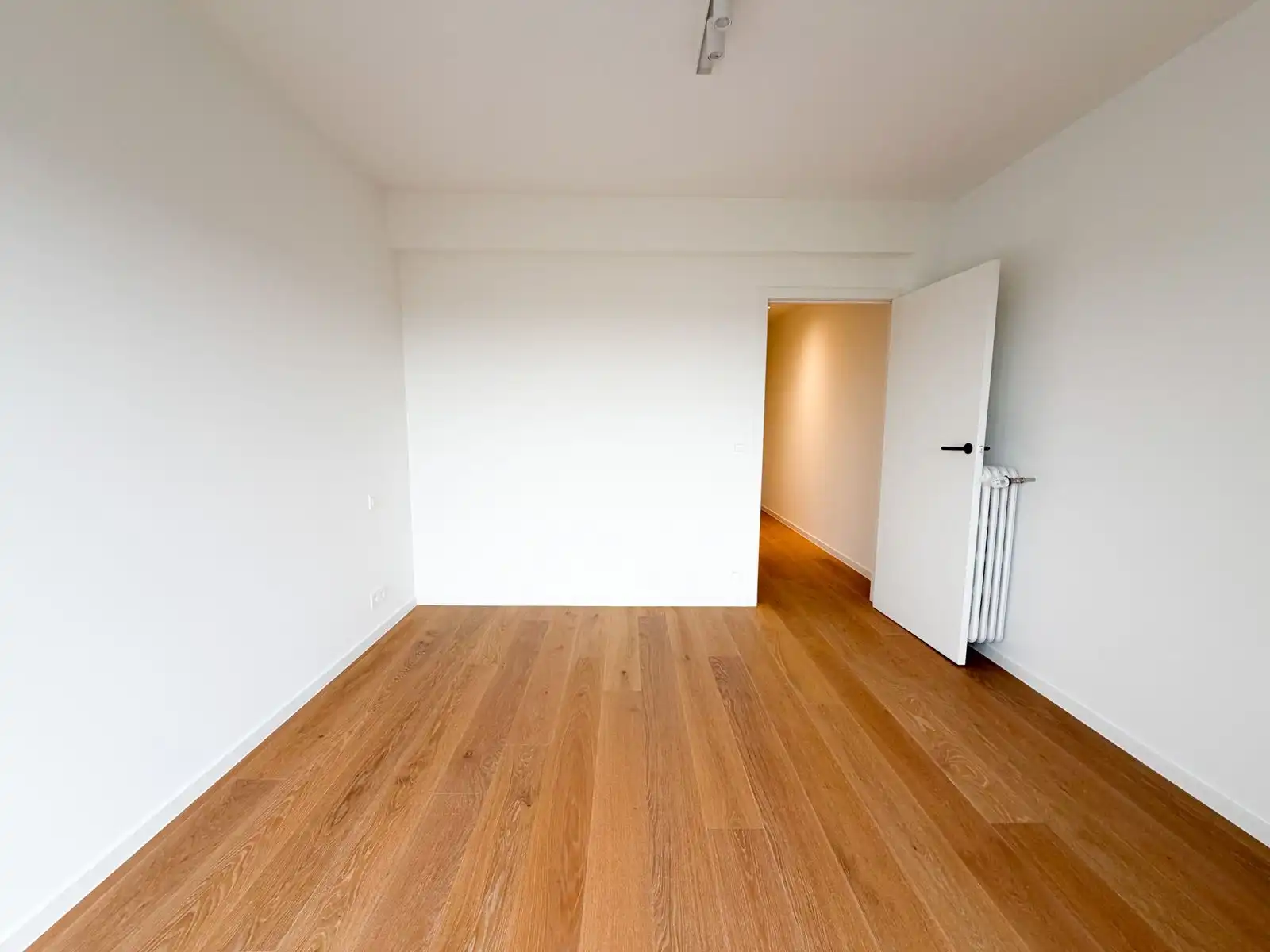 Lichtrijk en volledig gerenoveerd appartement met 2 slpk en open groenzicht foto 9