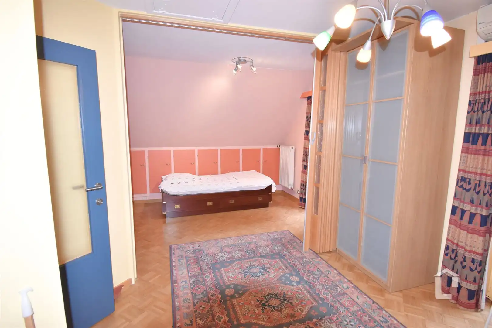 Ruime, unieke villa met bureaus in woonwijk foto 14