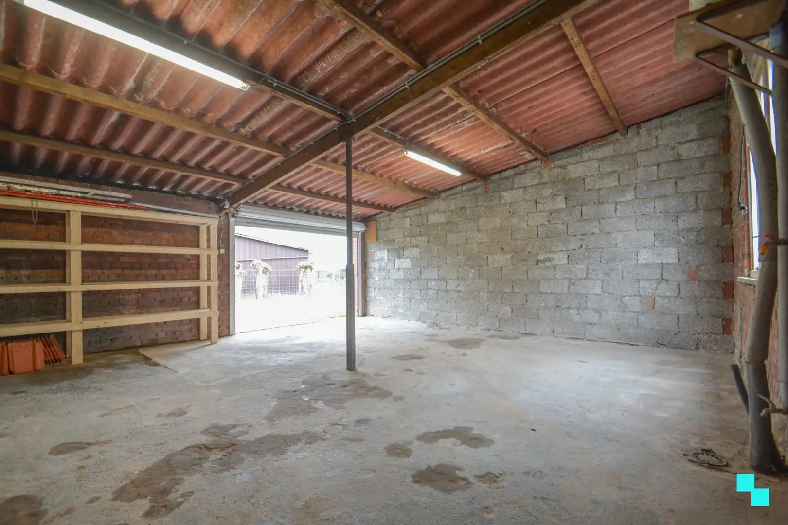 Gerenoveerde woning met twee slaapkamers en ruime garage foto 28