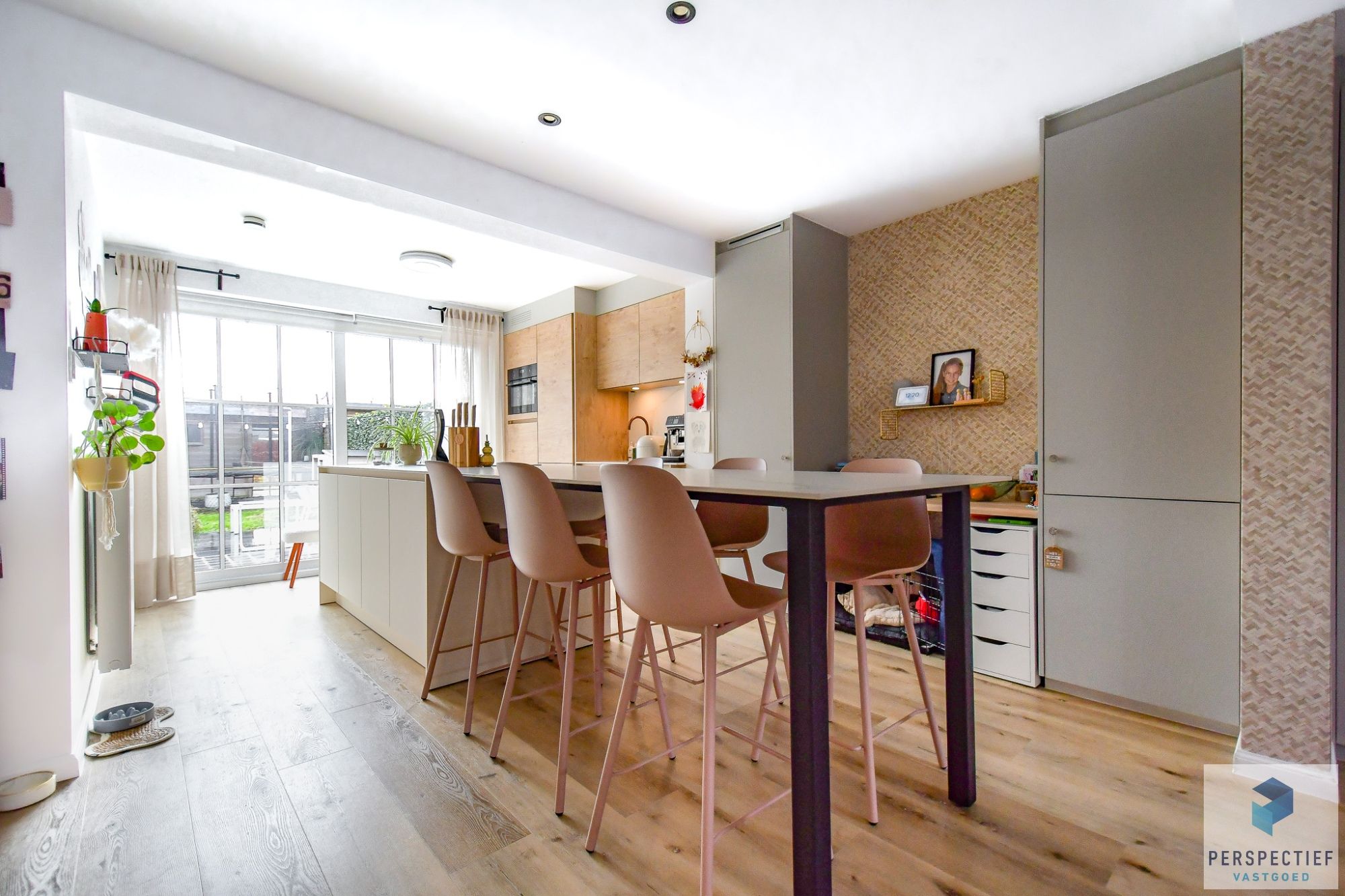 Ruim gerenoveerde woning met 2 slaapkamers, terras, tuin en parkeermogelijkheid foto 5