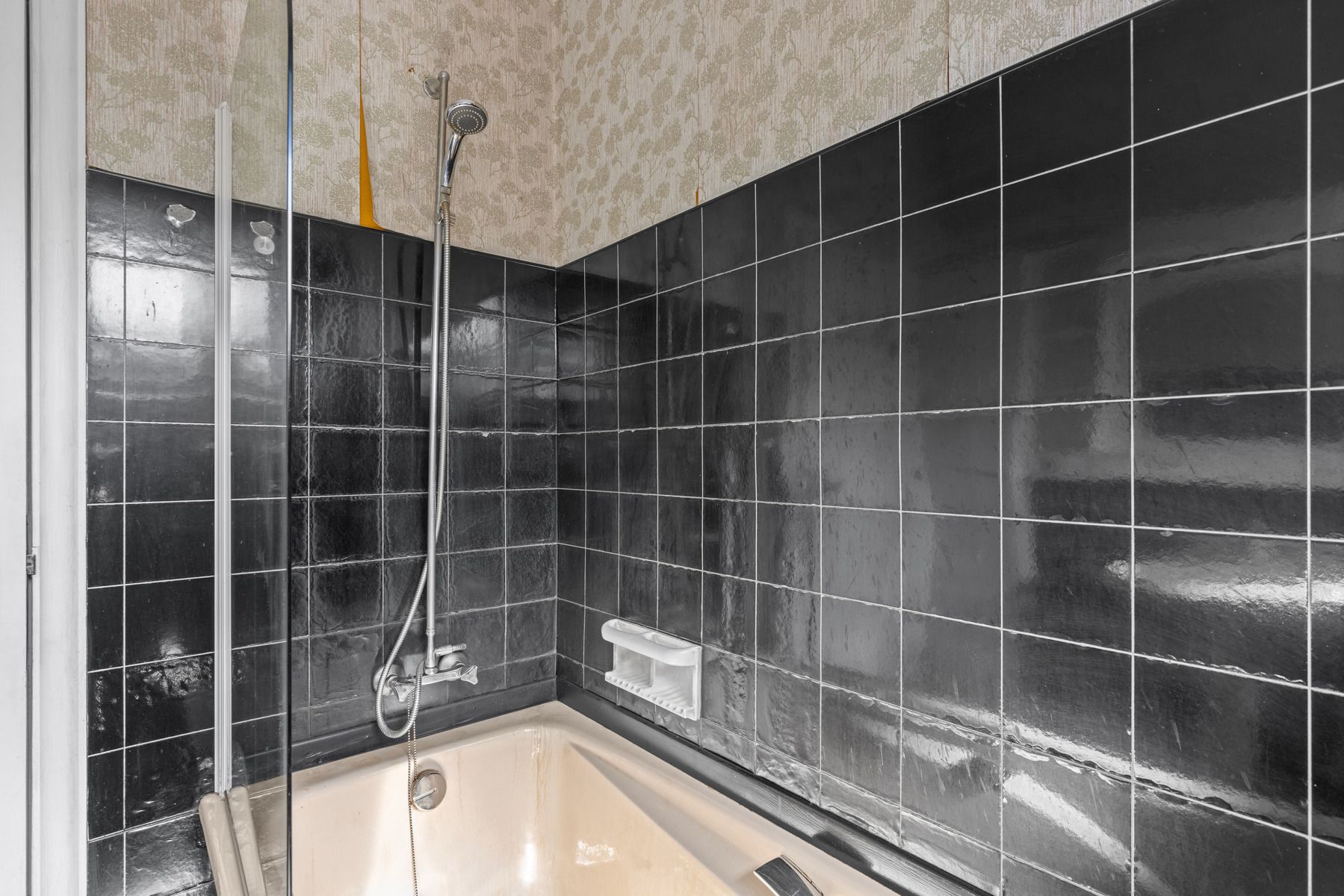 Geheel te renoveren / te slopen woning in residentiële wijk foto 14