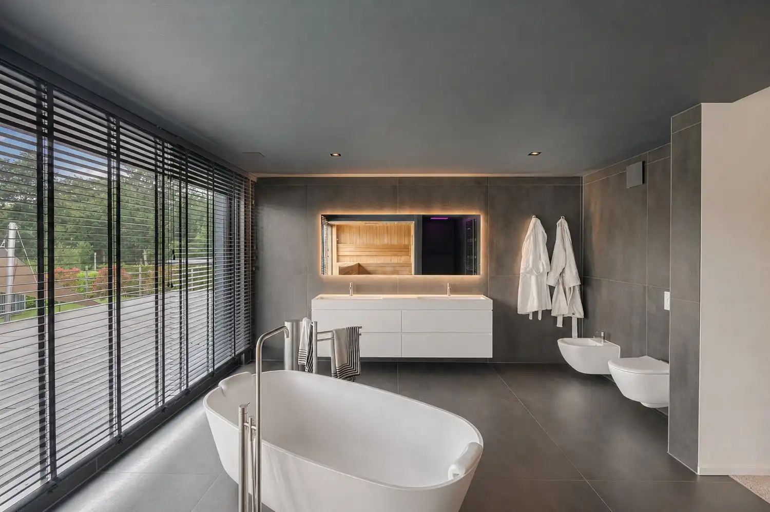 Exclusieve recente villa met verwarmd zwembad, vier garages en inclusief bouwgrond van 10a in een groene omgeving foto 26