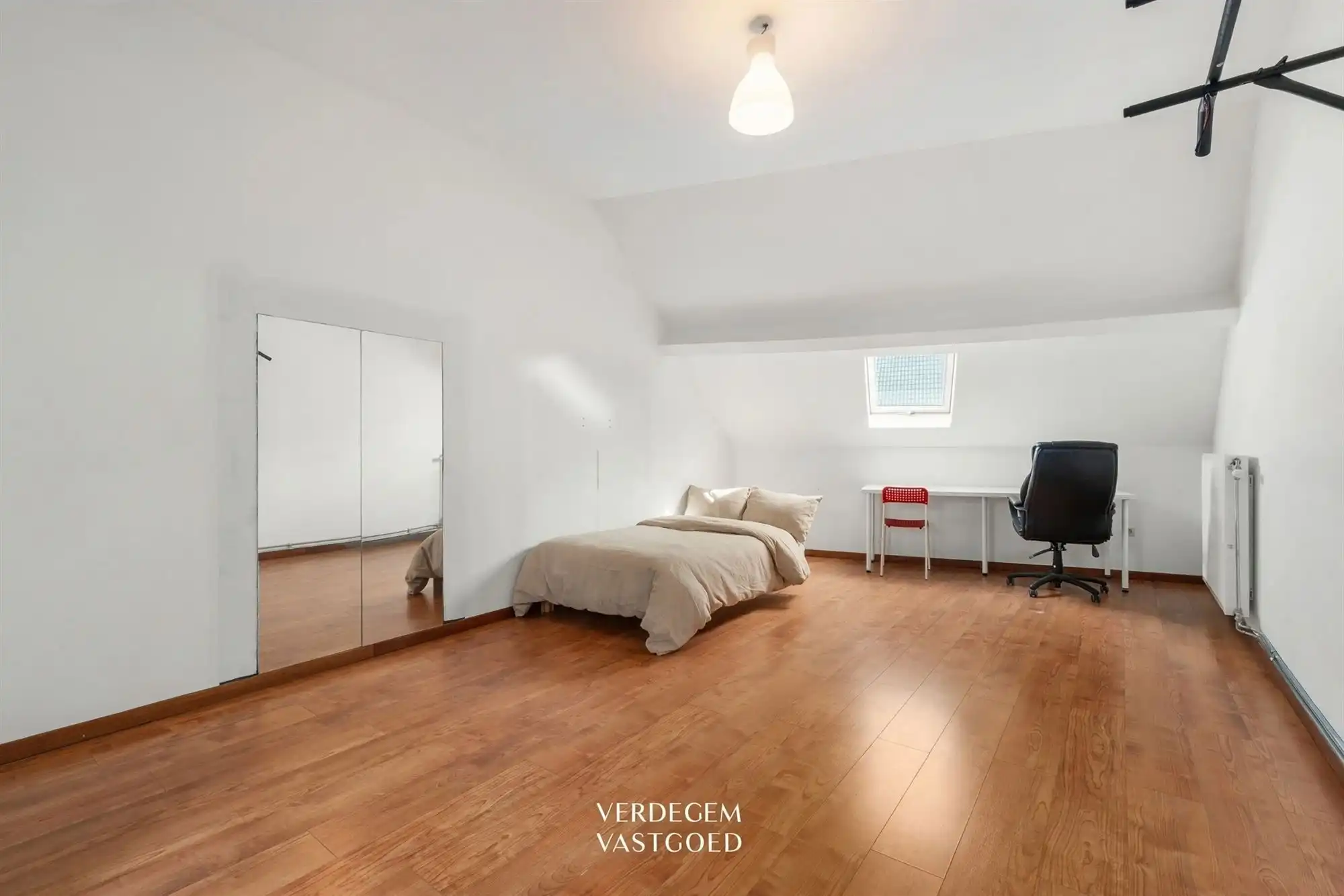 Instapklare woning met grote leefruimte en vier slaapkamers foto 12