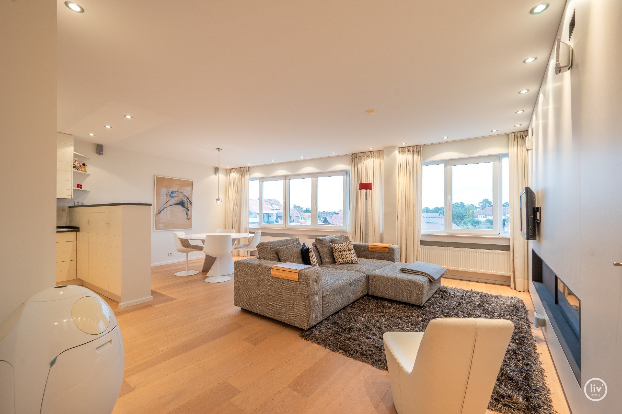  Verzorgd appartement met aangename gevelbreedte genietend van een prachtig open zicht op de villa's, gelegen in het centrum van Knokke. foto {{pictureIndex}}