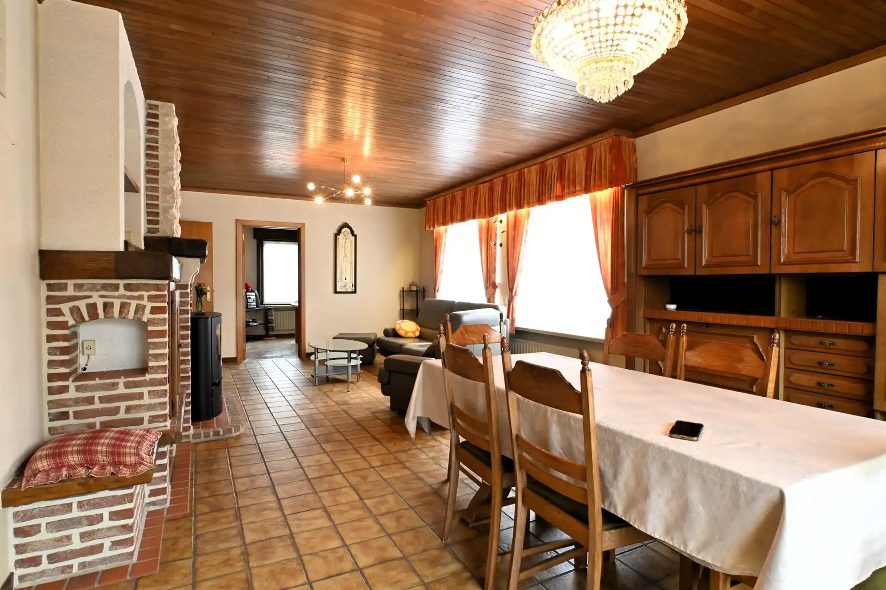 Ruime woning met 4 slaapkamers en grote garage foto 3