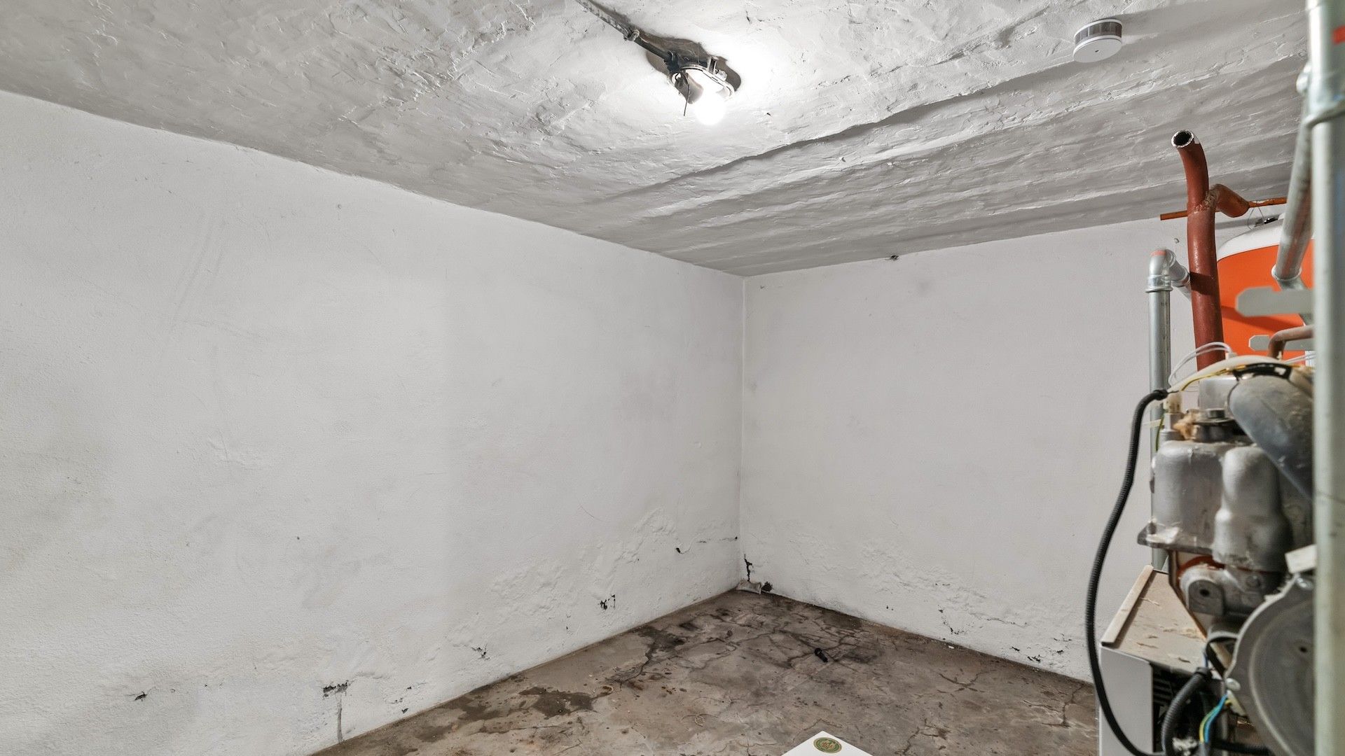 Te renoveren woning (O.B.) met 3 slaapkamers op 6a 48ca foto 23