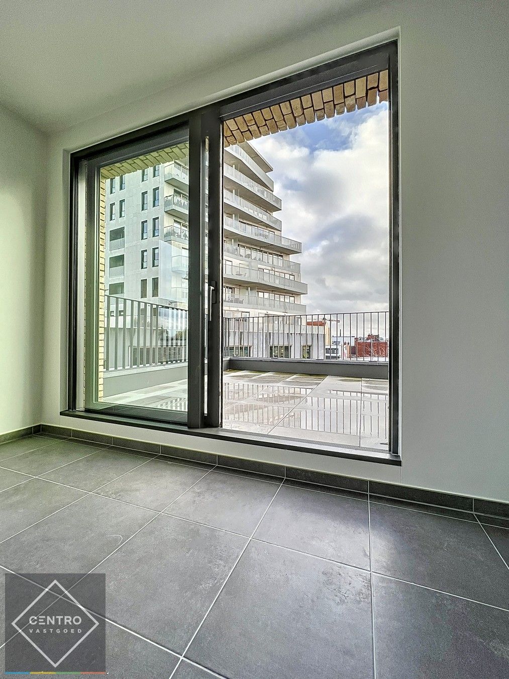 NB-appartement (103m²) met RUIM zonneterras (26m²) pal in het CENTRUM van Kortrijk ! Aankoop aan 6% BTW mogelijk! foto 14