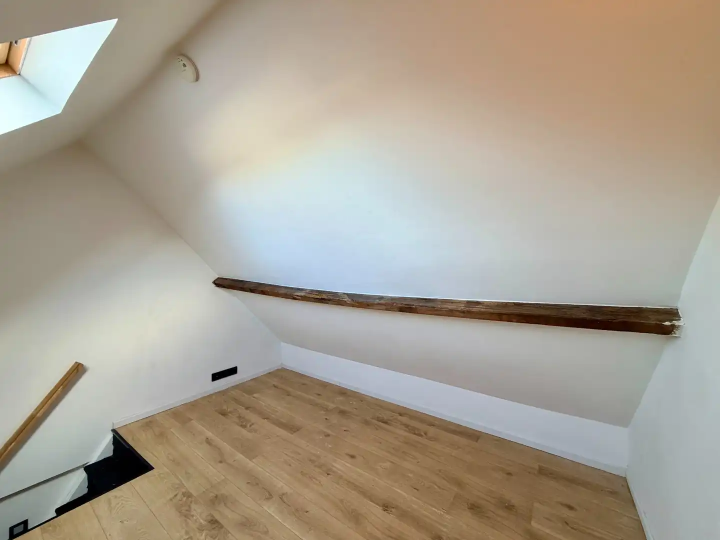 Volledig gerenoveerde instapklare starterswoning met 2 slaapkamers nabij het centrum van Roeselare! foto 13