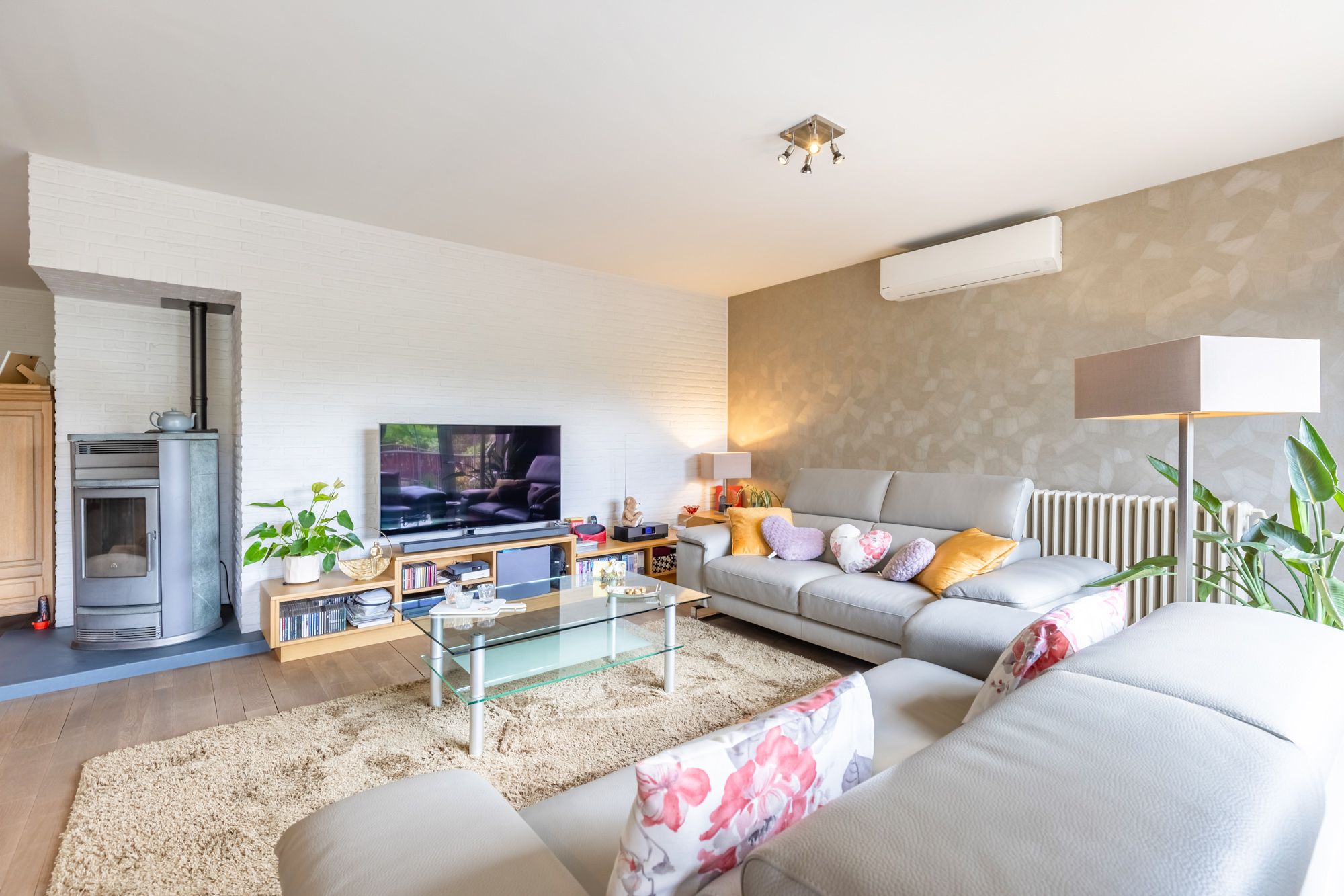 IDEALIS VASTGOED - ZEER RUSTIG GELEGEN VILLA MET ACHTERLIGGEND PERCEEL (+-2ha) ! – Perfect onderhouden woning met fijne indeling op een centrale locatie en dicht bij het centrum van Overpelt! Deze woning omvat +-431m² bewoonbare oppervlakte met een fijne lichtrijke leefruimte, 3 keukens, 3 badkamers, 4 slaapkamers, een zeer aangename veranda met prachtig uitzicht op de achterliggende weides en is volledig onderkelderd!! De woning is gelegen op een perceel van +- 2 ha op het ’Lindel’ en op fietsafstand van het centrum van Overpelt. Zeer geschikte woning voor paarden- en dierenliefhebbers die opzoek zijn naar een perfect onderhouden, instapklare woning met veel ruimte, stallingen en opbergplaatsen. foto 29