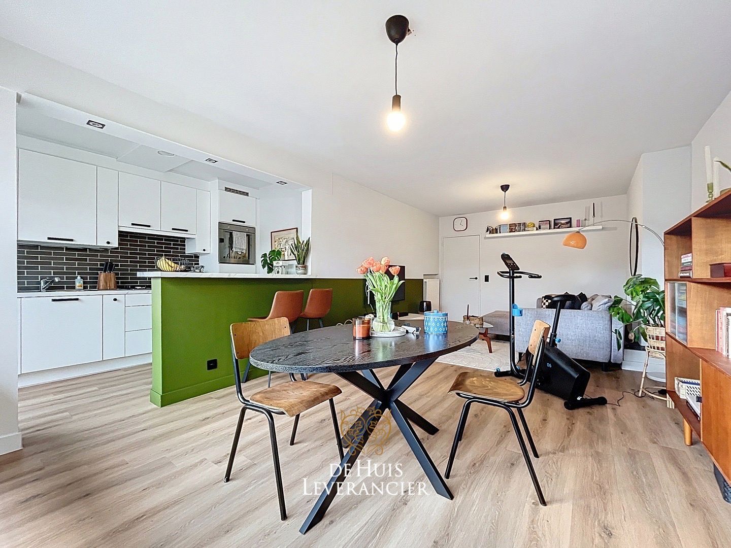 Gerenoveerd appartement met 2 slaapkamers, garagebox en berging te koop in Edegem foto {{pictureIndex}}