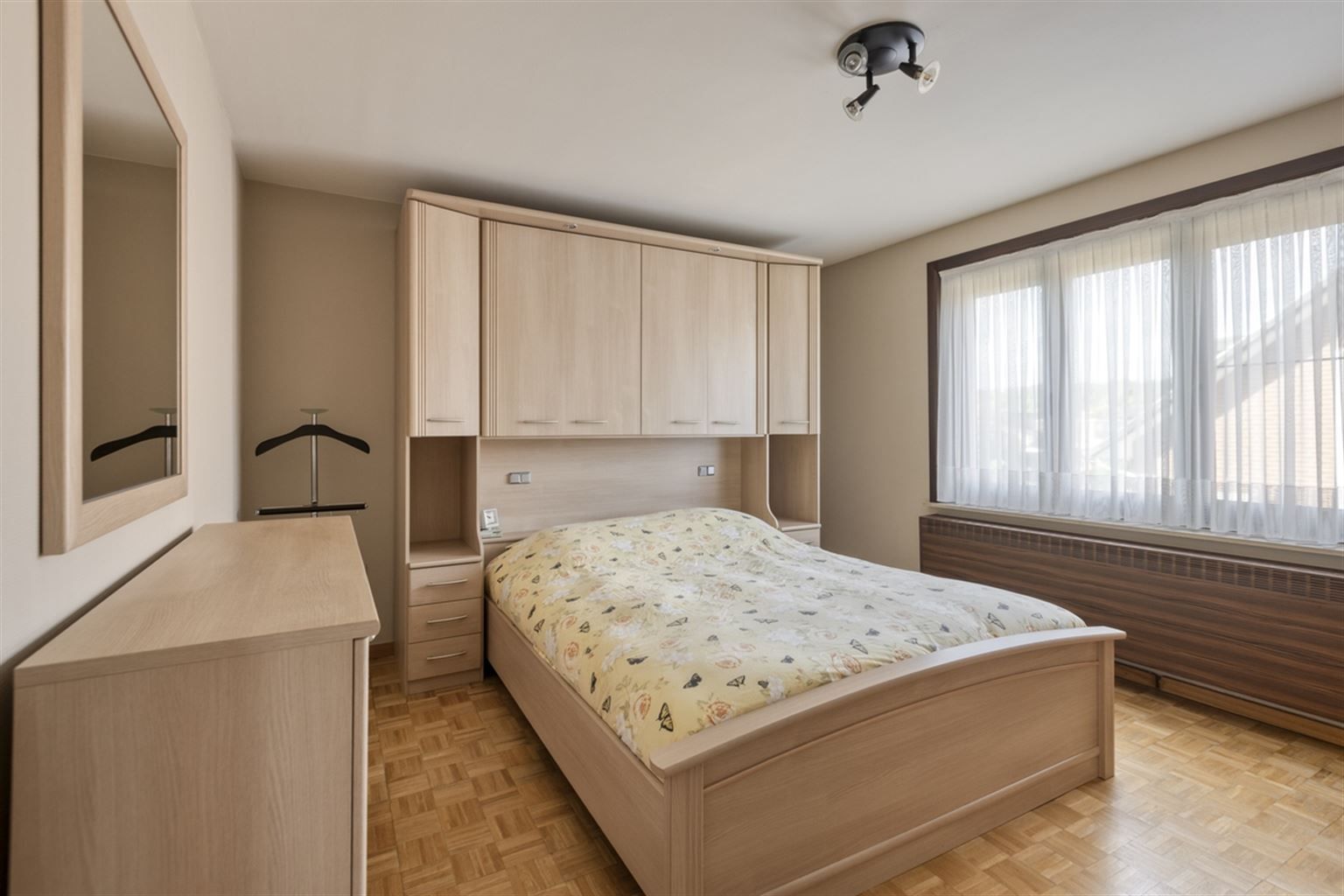 Ruime gezinswoning voorzien van 5 slaapkamers, garage, kelder en tuin nabij het centrum van Neeroeteren. Tevens mogelijkheden voor het uitoefenen van een vrij beroep, praktijkruimte, kapsalon, etc.  foto 15