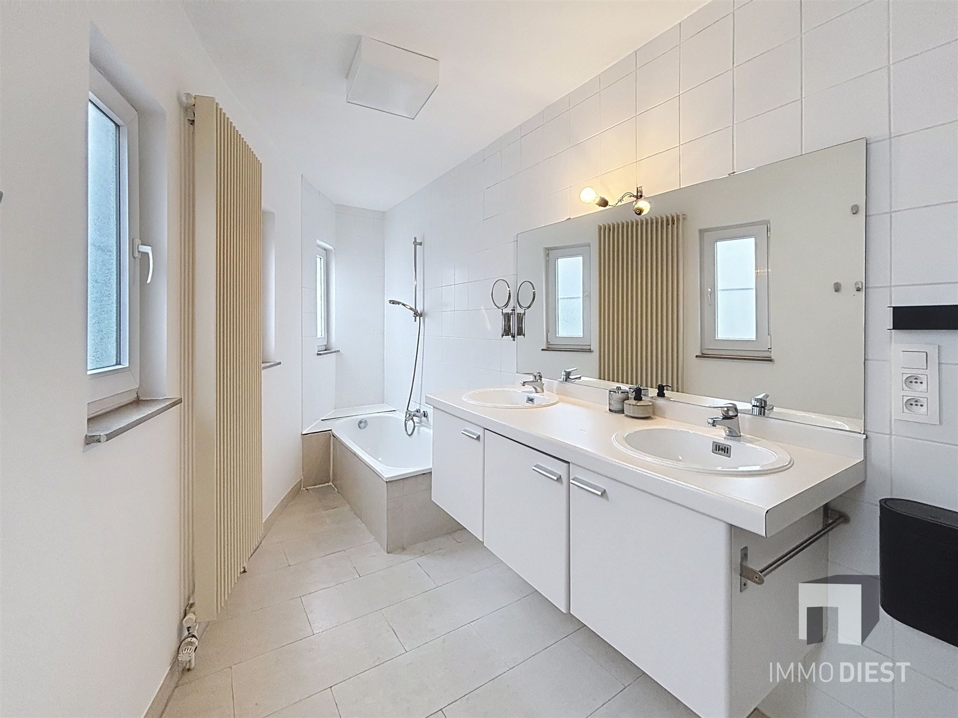 Trendy gerenoveerde woning met 3 slaapkamers foto 24