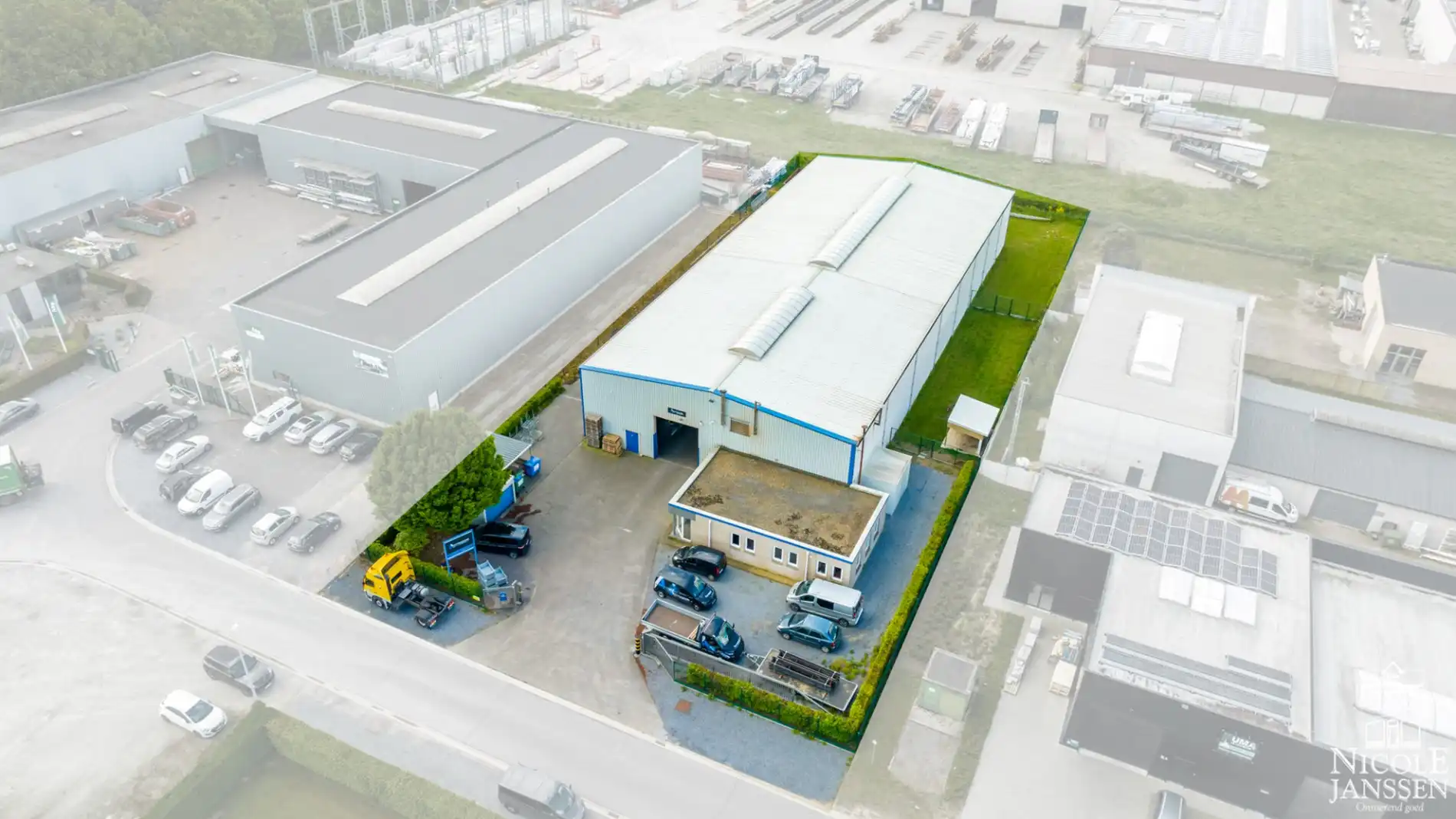 Bedrijfshal met kantoorruimte gelegen op de KMO-zone Kleine Heide. foto {{pictureIndex}}