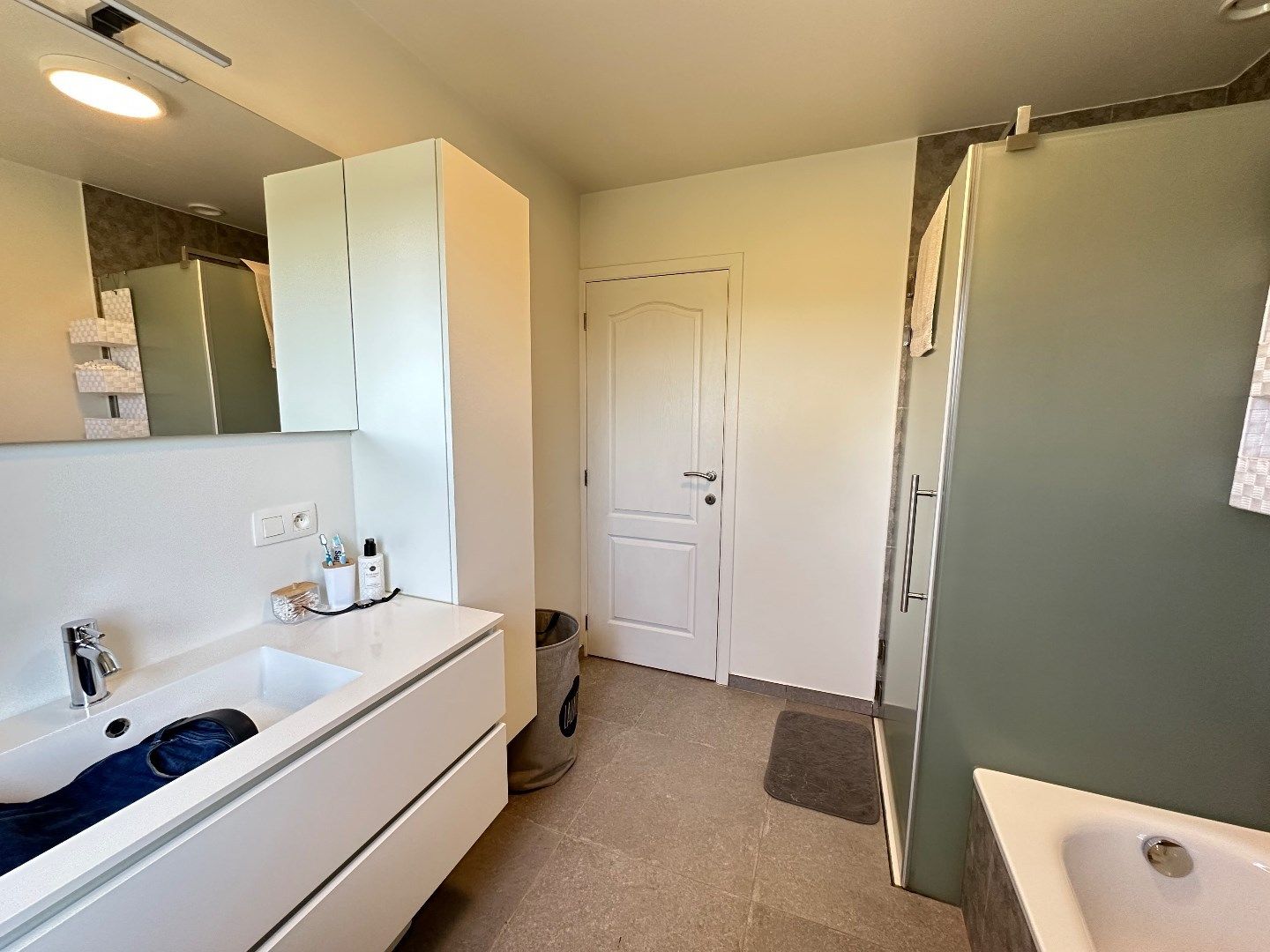 Moderne gezinswoning met drie slaapkamers en energiezuinige afwerking foto 13