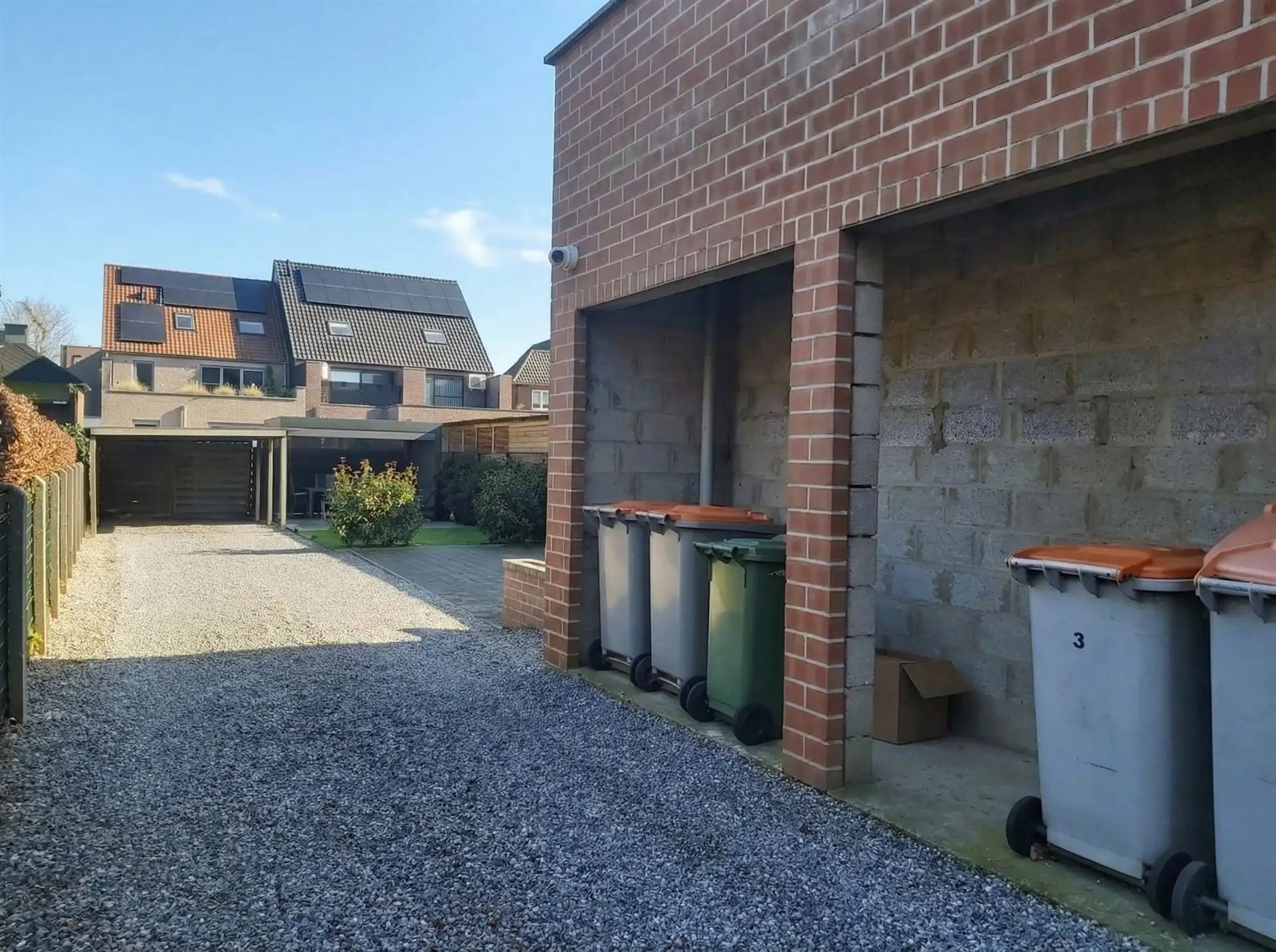 Instapklaar, gelijkvloers appartement met 2 slaapkamers, 2 garages en klein tuintje (via oprit bereikbaar) met overkapping in Maasmechelen! foto 14