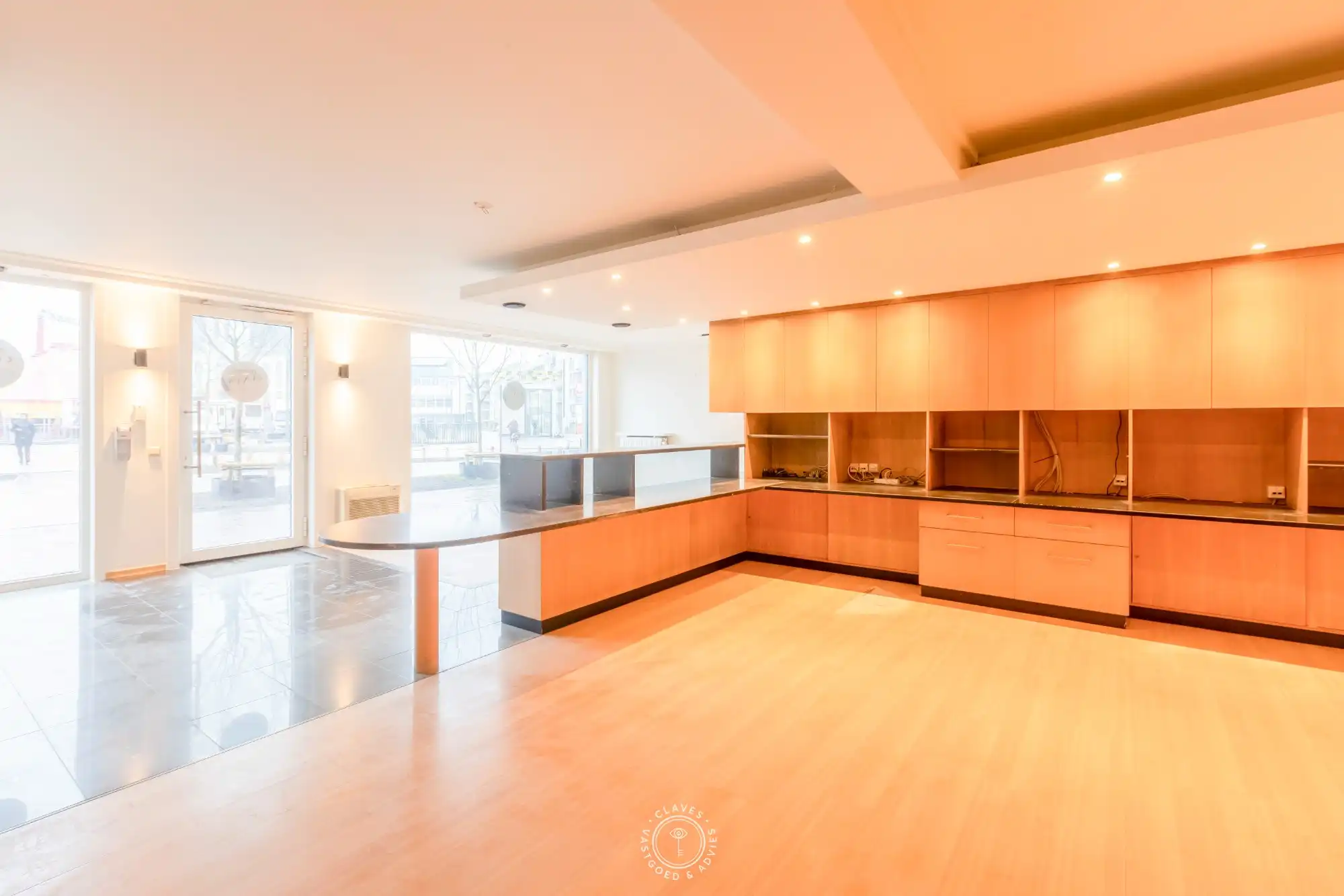 Centraal gelegen handelspand / kantoor met zicht op de Grote Markt foto 5