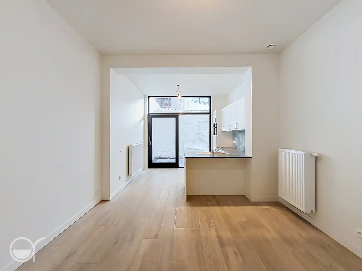 Prachtig gerenoveerde rijwoning met 2 slaapkamers en buitenruimte nabij de Coupure foto 3