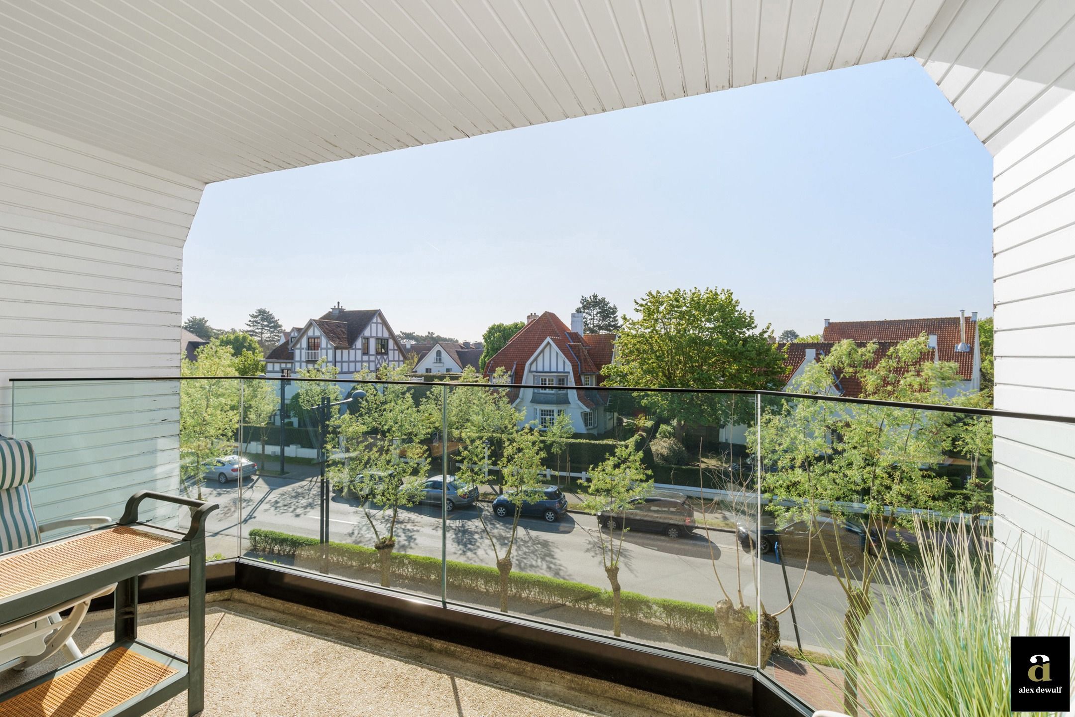 Zonnig appartement met groot zuidgericht terras en open uitzicht op groen, centraal gelegen [Elizabetlaan – Knokke]. foto {{pictureIndex}}