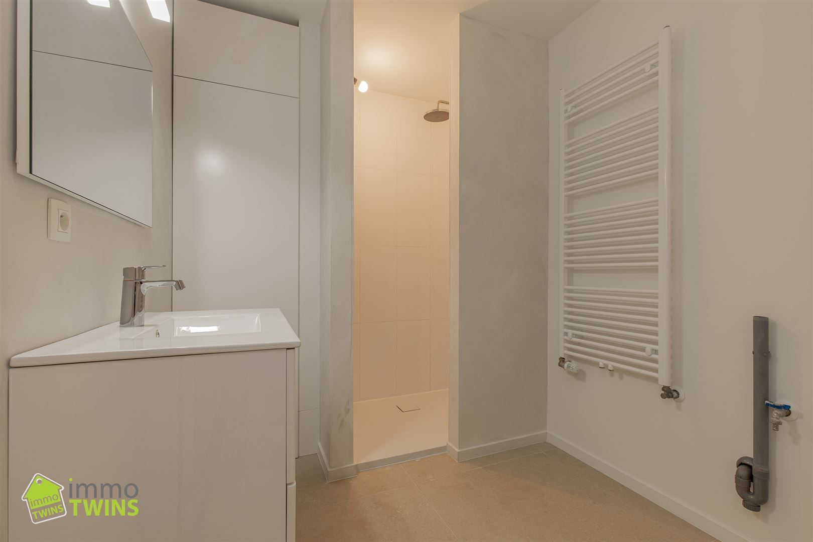 Gerenoveerd (2025) appartement met 2 slaapkamers & terras foto 5