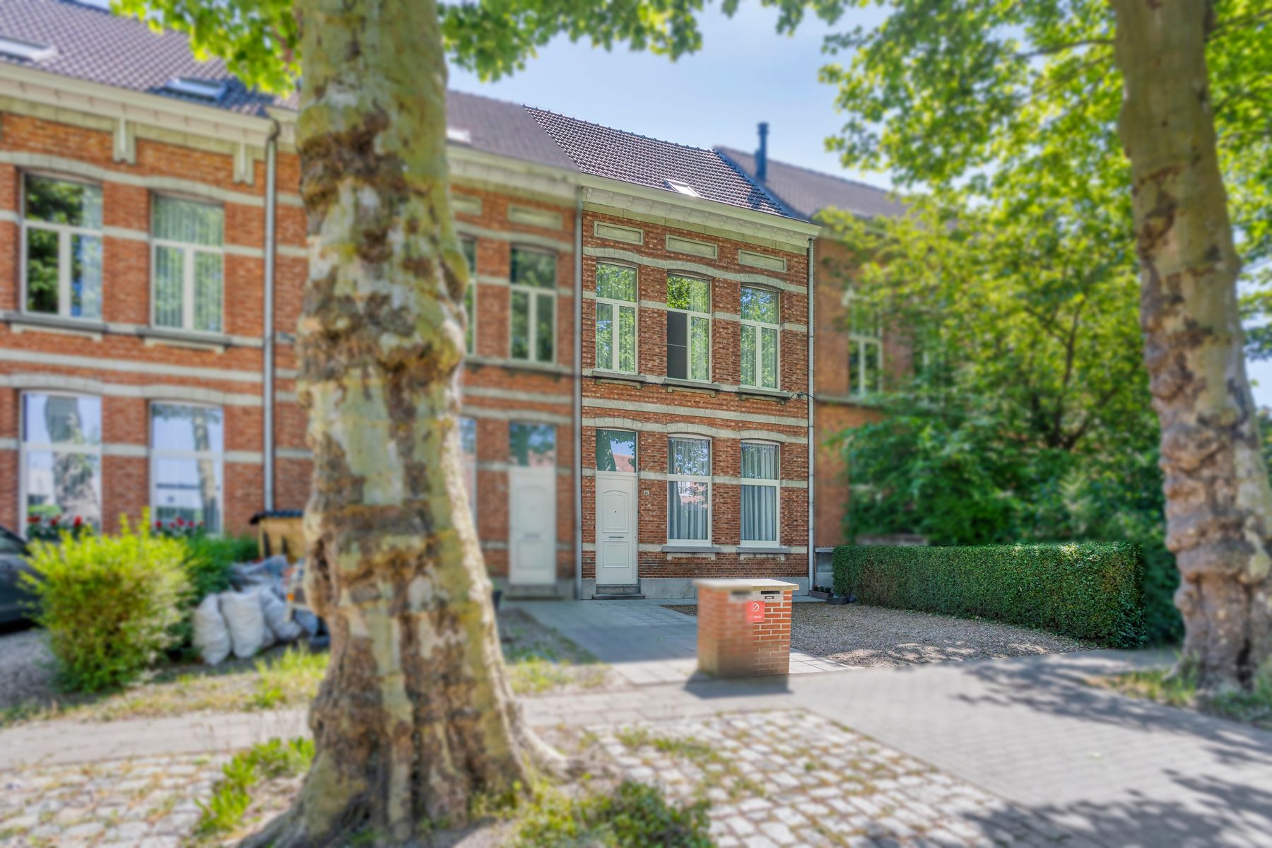 Karaktervolle burgerwoning met 5 slaapkamers en tuin. foto {{pictureIndex}}