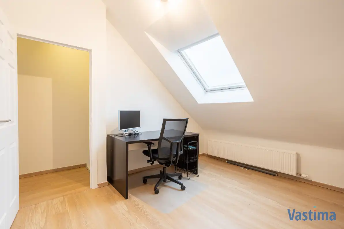 Woning in de stadsrand met 2 slaapkamers, dressing en tuin foto 17
